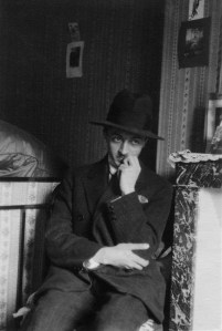 1928 Paris, ağabeyi İsa'nın evinde