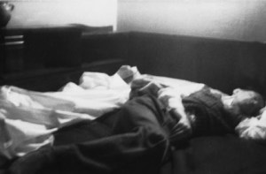 Ölüsünü yatağına bırakmışlar