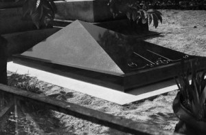 şimdiki mezar taşı